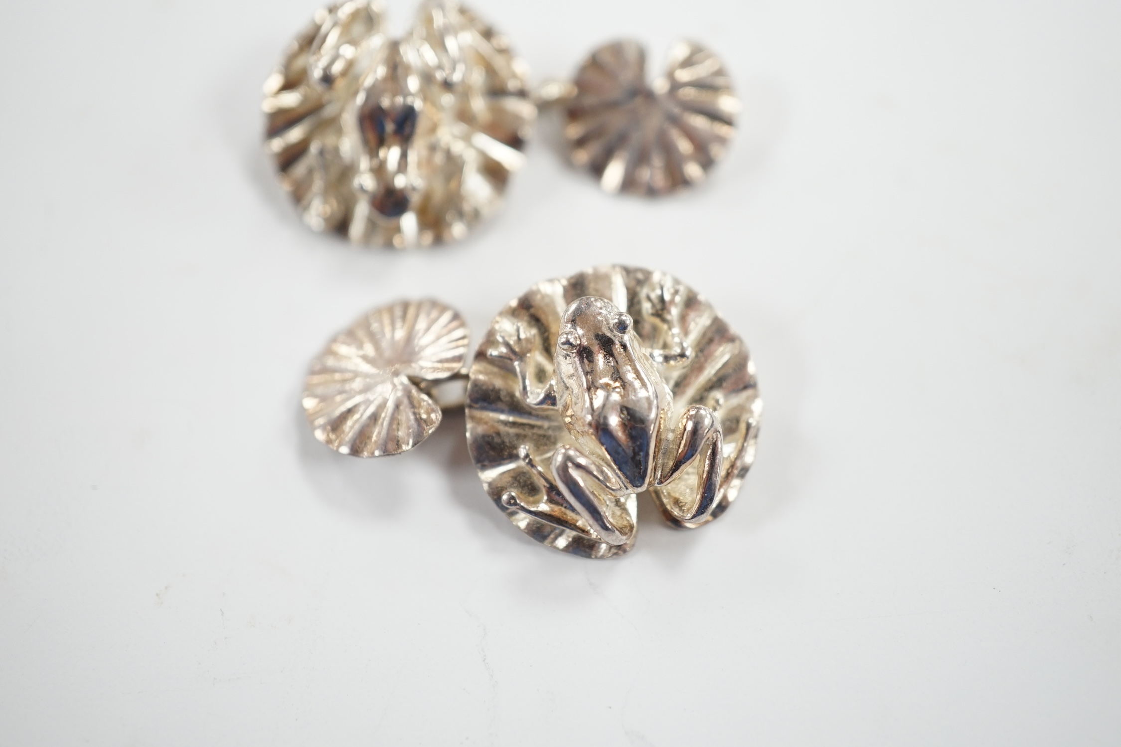 A modern pair of silver 'frog on lily pad' cufflinks, London, 1996, 17mm.